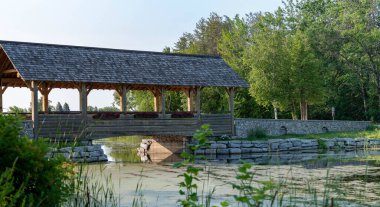 Alpena Michigan, ABD - 19 Temmuz 2021: Alpena 'daki Duck Park Kapalı Köprüsü