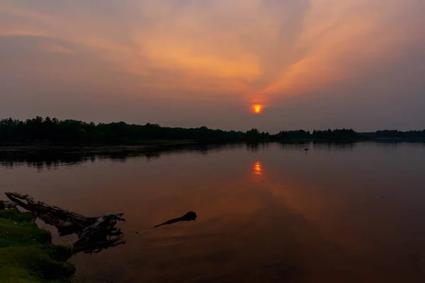 Όμορφο ηλιοβασίλεμα στην όχθη του ποταμού δημιουργώντας ένα όμορφο φυσικό φως. — Φωτογραφία Αρχείου