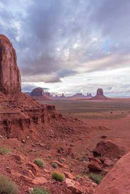 Monument valley panorama günbatımında sanatçı noktasından