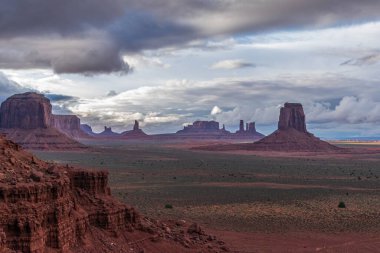 Monument valley panorama günbatımında sanatçı noktasından