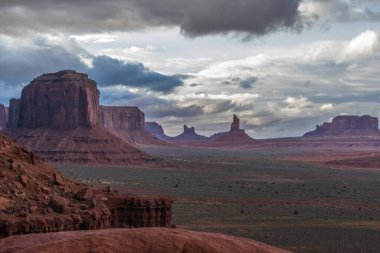 Monument valley panorama günbatımında sanatçı noktasından