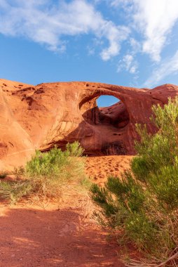 Ear of the Wind Rock oluşumu Arizona Anıt Vadisi 'nde yer almaktadır.