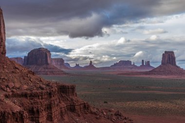 Monument valley panorama günbatımında sanatçı noktasından