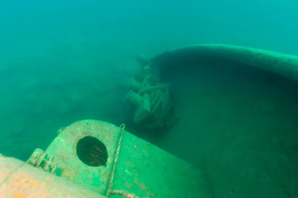 Superior Gölü 'nde büyük bir römorkör enkazı bulundu. — Stok fotoğraf