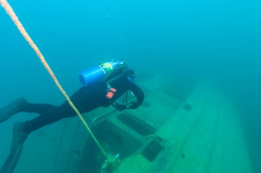 Munising Michigan, ABD - 13 Ağustos 2021: Grand Island Limanı Körfezi 'nde bir gemi enkazı keşfeden dalgıç