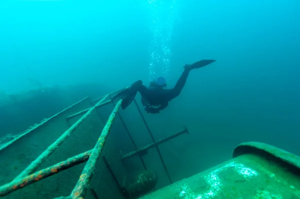 Mergulhador explorando um naufrágio dos Grandes Lagos encontrado no Lago Superior — Fotografia de Stock