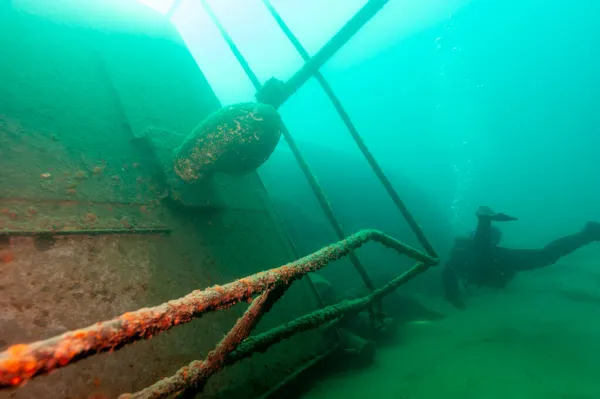 Potápěč objevující vrak Velkých jezer nalezený v jezeře Superior — Stock fotografie