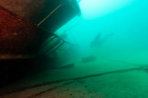 Diver exploring a Great Lakes shipwreck found in Lake Superior — Stock Photo, Image
