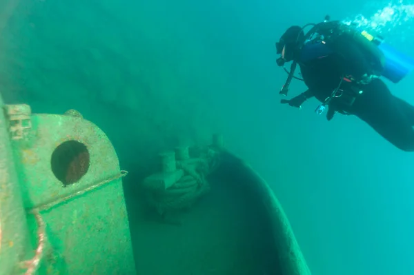 Munising Michigan, ABD - 13 Ağustos 2021: Grand Island Limanı Körfezi 'nde bir gemi enkazı keşfeden dalgıç — Stok fotoğraf