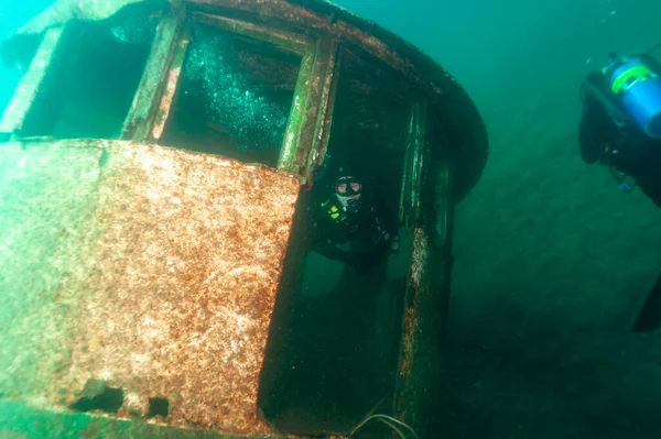 Munising Michigan, ABD - 13 Ağustos 2021: Grand Island Limanı Körfezi 'nde bir gemi enkazı keşfeden dalgıç — Stok fotoğraf