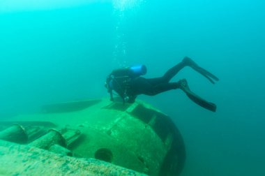Munising Michigan, ABD - 13 Ağustos 2021: Grand Island Limanı Körfezi 'nde bir gemi enkazı keşfeden dalgıç