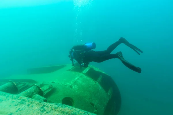 Munising Michigan, USA - 13. srpna 2021: Potápěč prozkoumávající vrak lodi v zátoce Grand Island — Stock fotografie