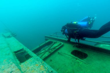 Munising Michigan, ABD - 13 Ağustos 2021: Grand Island Limanı Körfezi 'nde bir gemi enkazı keşfeden dalgıç