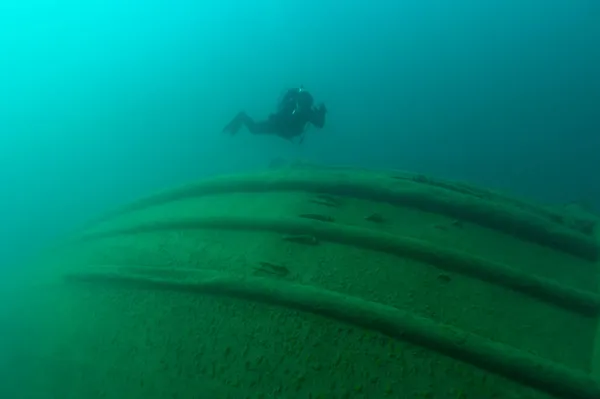 Diver exploring a Great Lakes tugboat shipwreck found in Lake Superior — Stock Photo, Image
