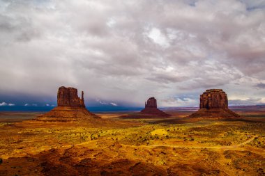 Doğu ve Batı Mitten Buttes Anıt Vadisi 'nde