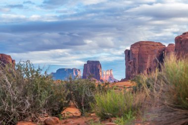 Anıt Vadisi 'nde büyük taş oluşumları olan sakin güneybatı manzarası