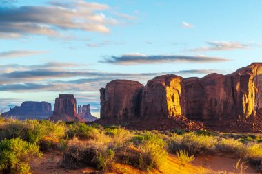 Anıt Vadisi 'nde büyük taş oluşumları olan sakin güneybatı manzarası