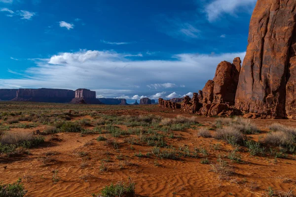 Cena sudoeste tranquila com grandes formações de pedra em Monument Valley — Fotografia de Stock