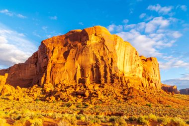 Anıt Vadisi 'nde büyük taş oluşumları olan sakin güneybatı manzarası