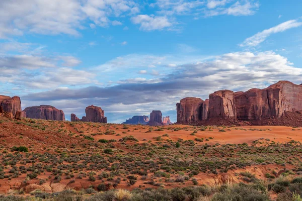 Spokojna południowo-zachodnia scena z dużymi formacjami kamiennymi w Monument Valley — Zdjęcie stockowe