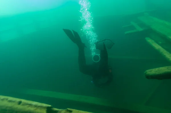 Mergulhador SCUBA entrando no tronco da cabine de navios de escuna de madeira — Fotografia de Stock