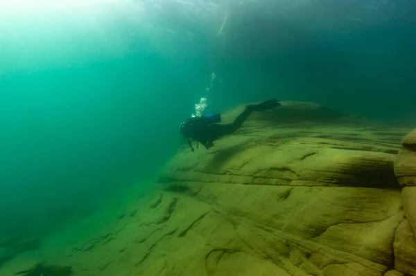 Munising, MI 14 de agosto de 2021: Mergulhador SCUBA explorando o Lago Superior — Fotografia de Stock