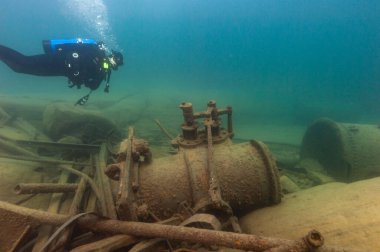 Munising, MI - 14 Ağustos 2021: SCUBA dalgıcı ahşap buharlı gemi enkazını keşfediyor