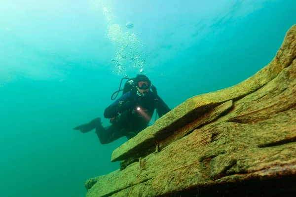 Munising, MI -14.srpna 2021: SCUBA potápěč zkoumá jezero Superior — Stock fotografie