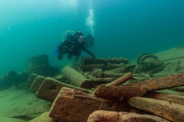 Munising, MI - 14 Ağustos 2021: SCUBA dalgıcı ahşap buharlı gemi enkazını keşfediyor