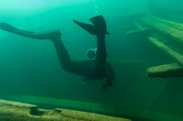 SCUBA subacqueo entrare nel bagagliaio cabina di schooner naufragio in legno — Foto Stock