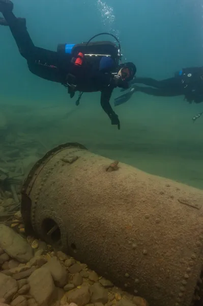 Munising, MI - 14. srpna 2021: SCUBA potápěč zkoumá vrak lodi — Stock fotografie
