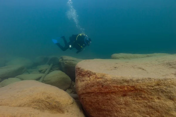 Munising, MI - 14. srpna 2021: SCUBA potápěč zkoumá vrak lodi — Stock fotografie