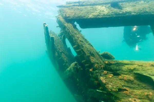 Damaged stern of the sunken wooden schooner Bermuda from the deck — Stock Photo, Image