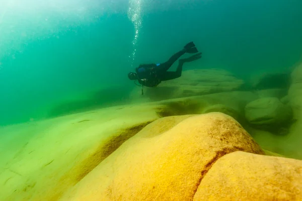 Munising, MI -August 14th, 2021: SCUBA diver exploring Lake Superior — Stock Photo, Image
