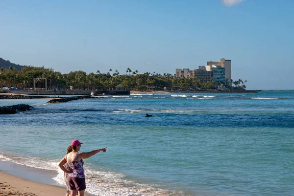 Oahu, Hawaii - 02 de mayo de 2015: Playa pública con gente mirando sobre el océano. —  Fotos de Stock