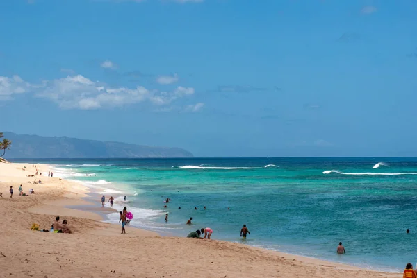Oahu, Hawaii - 02 de mayo 2015: Playa pública con gente relajada. —  Fotos de Stock