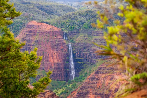 Overlooking Waimea Canyon waterfall on a hazy day, Kauai, Hawaii, USA — Stock Photo, Image