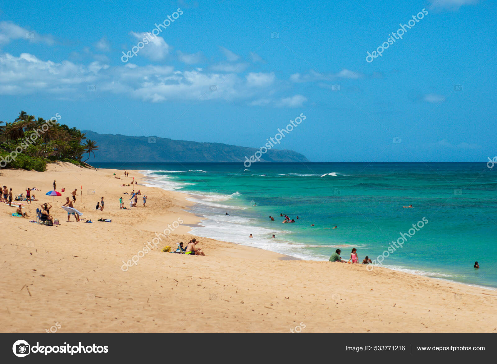 Оаху, Гавайи - 02 Мая 2015 Года: Общественный Пляж С Людьми.