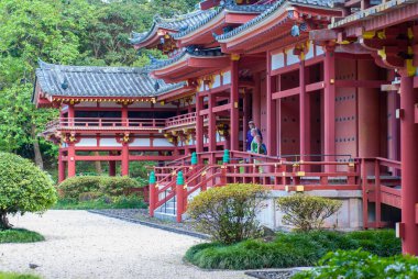 Kaneohe, Hawaii - 02 Mayıs 2015: Kaneohe, Hawaii 'deki Byodo In Temple' da eğlenen turist