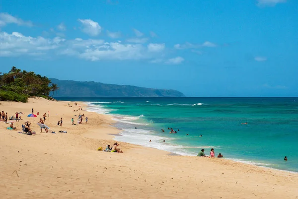 Oahu, Hawaii - 02 de mayo de 2015: Playa pública con gente disfrutando de la ubicación —  Fotos de Stock