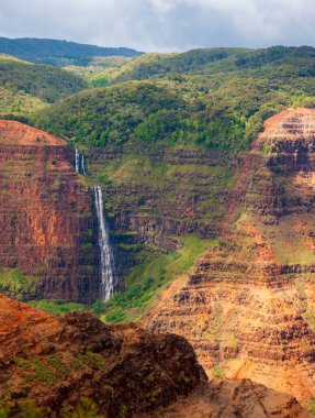 Waimea Kanyonu Şelalesi 'ne bakan puslu bir günde, Kauai, Hawaii, ABD