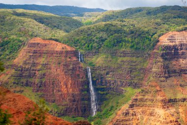 Waimea Kanyonu Şelalesi 'ne bakan puslu bir günde, Kauai, Hawaii, ABD