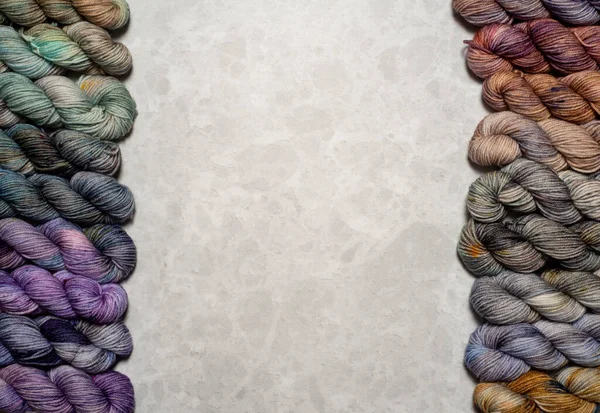 Espinhos coloridos de fios. Vista de cima. Gradiente de cores, kit de Advento de fios para tricotar um projeto. — Fotografia de Stock