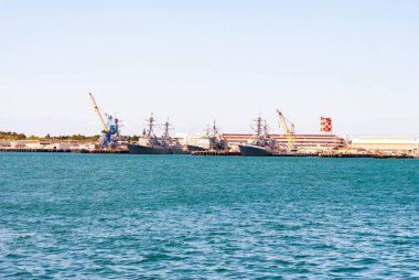 Modern donanma gemileri Pearl Harbor 'a yanaştı.