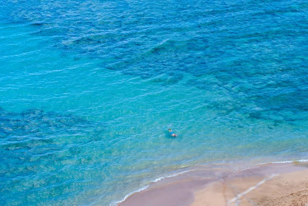 Tourist snorkeling in blue tropic waters of Hanauma Bay — Stock Photo, Image