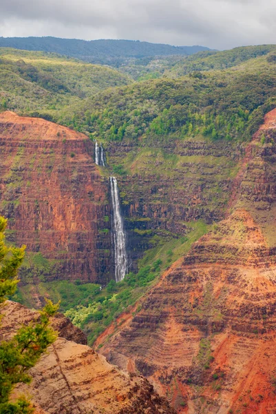 Surplombant la cascade de Waimea Canyon par une journée brumeuse, Kauai, Hawaï, États-Unis — Photo