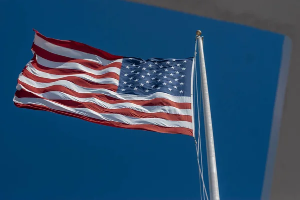 真珠湾のUSSアリゾナ記念碑の屋根を通して見られる米国の旗 — ストック写真