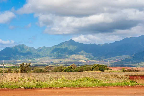 Vista lejana de la cordillera de Oahu en un día nublado —  Fotos de Stock