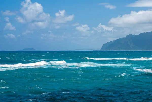 Vue sur le large océan avec des montagnes lointaines au bord de la mer — Photo