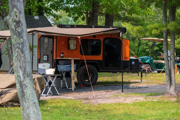 Alpena, MI - 18 Temmuz: Alpena, MI 'da özel bir kamp alanına park edilmiş küçük Hiker gözyaşı gezisi karavanı
